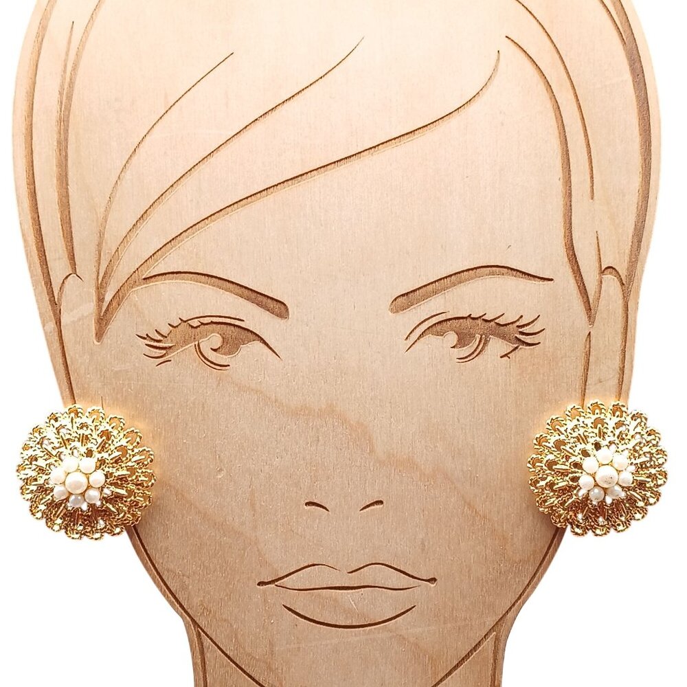 Avon Blossom & Pearlesque Gold-Tone Clip-On Earrings with Faux Pearl Accents Vin
